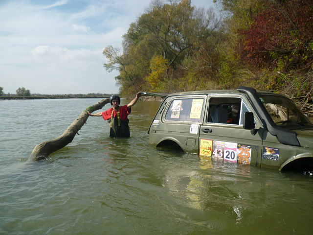 Нива упала в воду